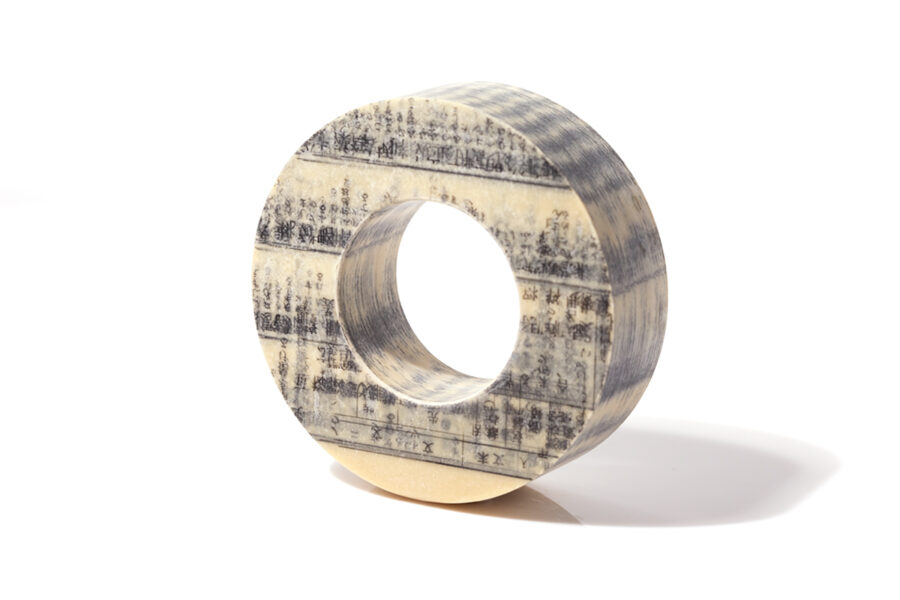 jiku Ranentai / 時空螺捻体 概念の輪白背景正面斜め